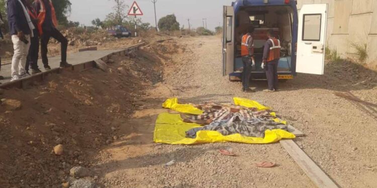 गाढ झोपेत असलेल्या तीन तरुणांना अज्ञान वाहनाने चिरडले ; जळगाव तालुक्यातील घटना