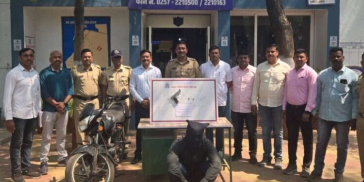 गावठी कट्टा घेऊन फिरणाऱ्या संशयित पोलिसांच्या जाळ्यात ; जळगाव एमआयडीसी पोलिसांची कारवाई