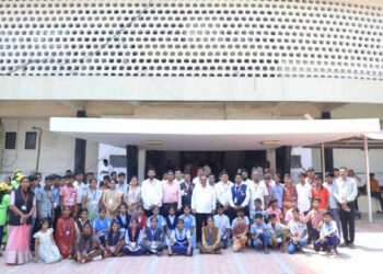 जळगाव जिल्ह्यातील आश्रमशाळातील विद्यार्थी प्रथमच विधान भवनाला भेट देण्यासाठी रवाना