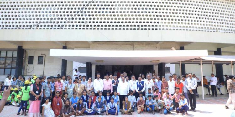 जळगाव जिल्ह्यातील आश्रमशाळातील विद्यार्थी प्रथमच विधान भवनाला भेट देण्यासाठी रवाना