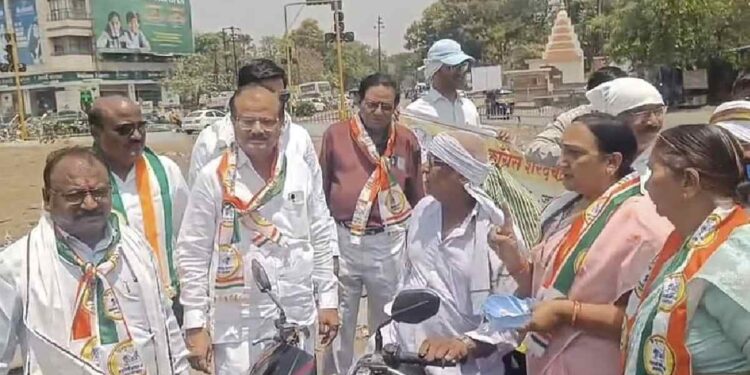 गॅस दरवाढीच्या विरोधात जळगावात शरद पवार गटाचे “भीक मागो” आंदोलन