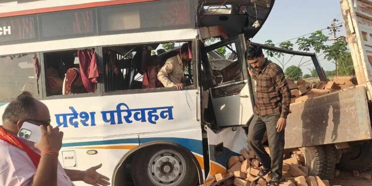 बुलढाण्यात भीषण अपघात; चार जणांचा जागीच मृत्यू, अनेक जण जखमी