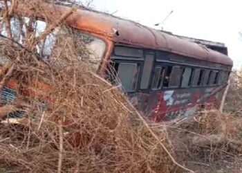 ट्रकने कट मारल्याने प्रवाशांनी खचाखच भरलेली बस खड्यात; जळगावात मोठा अनर्थ टळला