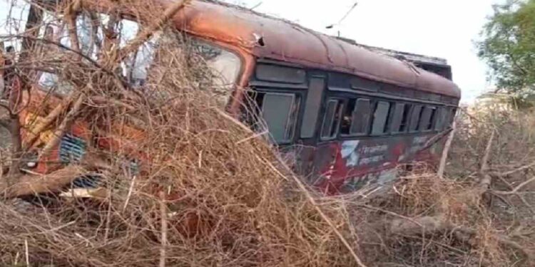 ट्रकने कट मारल्याने प्रवाशांनी खचाखच भरलेली बस खड्यात; जळगावात मोठा अनर्थ टळला