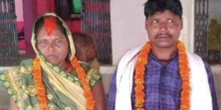 अजब प्रेमकहाणी! ५० वर्षीय आजीने नातवासोबत थाटला दुसरा संसार, ४ मुलं अन् नवऱ्याला सोडून पळाली