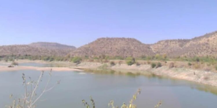 धुळेकरांवर पाणी संकट? जिल्ह्यातील काही धरणांचा पाणीसाठा निम्म्यावर