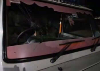 १५ ते २० अर्धनग्न तरुणांचा तलवारी दाखवत वाहनांवर दगडफेक