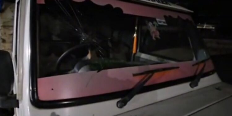 १५ ते २० अर्धनग्न तरुणांचा तलवारी दाखवत वाहनांवर दगडफेक