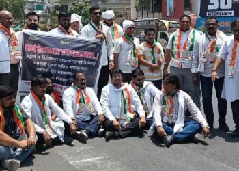 हेच का अच्छे दिन..! जळगावात इंधन दरवाढीच्या विरोधात राष्ट्रवादीचे रस्ता रोको आंदोलन