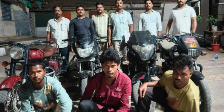 जळगाव गुन्हे शाखेने दुचाकी चोरट्यांच्या त्रिकूटाला ठोकल्या बेड्या