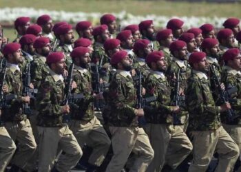 पाकिस्तानी लष्करात खळबळ ; 250 अधिकारी, 1200 सैनिकांचे सामुहिक राजीनामे