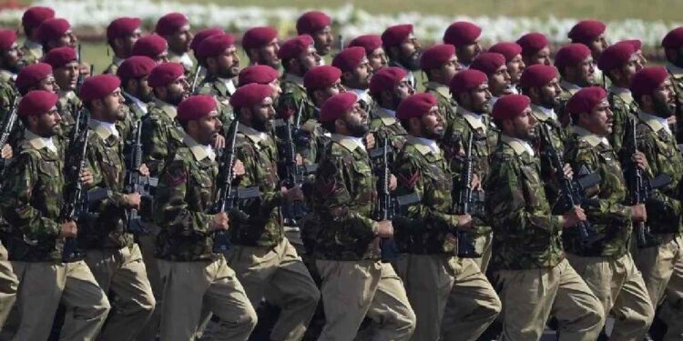 पाकिस्तानी लष्करात खळबळ ; 250 अधिकारी, 1200 सैनिकांचे सामुहिक राजीनामे