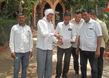 नशिराबाद येथील शेतकऱ्यांना उसाचे पैसे मिळेना; जिल्हाधिकाऱ्यांना दिले निवेदन