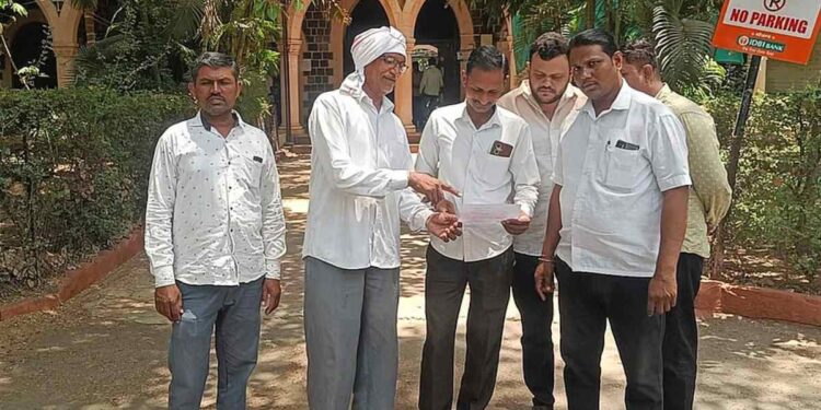 नशिराबाद येथील शेतकऱ्यांना उसाचे पैसे मिळेना; जिल्हाधिकाऱ्यांना दिले निवेदन