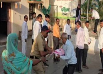 जामनेरच्या शेतकऱ्याचा भूमी अभिलेख कार्यालयाबाहेर आत्मदहनचा प्रयत्न