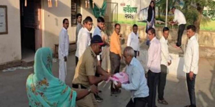 जामनेरच्या शेतकऱ्याचा भूमी अभिलेख कार्यालयाबाहेर आत्मदहनचा प्रयत्न