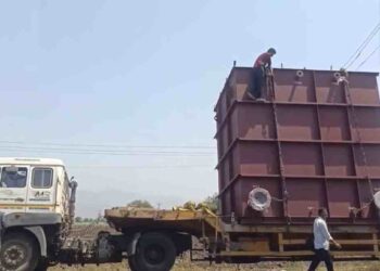 महामार्गावरून जाणाऱ्या ट्रॉलाचा विद्युत तारांना स्पर्श, चालकाचा होरपळून मृत्यू