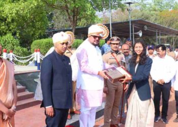 महाराष्ट्र दिनी गुणवंतांचा पालकमंत्र्यांच्या हस्ते सन्मान