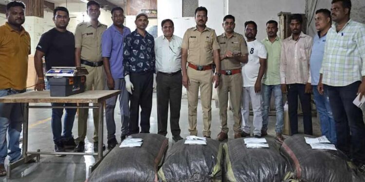 ट्रॅक्टरमधून सोलर प्लेट्सच्या आड अमली पदार्थाची वाहतूक ; धडक कारवाईचे लाखोंचा माल जप्त