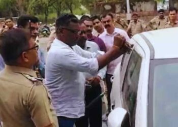 जळगावातील रेल्वे स्थानकाबाहेर बेवारस कारमधून येत होता ‘बीप’चा आवाज; बॉम्ब स्कॉडने दार उघडला अन्…