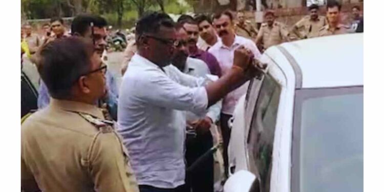 जळगावातील रेल्वे स्थानकाबाहेर बेवारस कारमधून येत होता ‘बीप’चा आवाज; बॉम्ब स्कॉडने दार उघडला अन्…