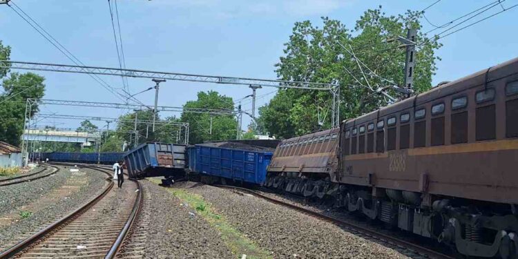 मोठी बातमी! अमळनेरजवळ मालगाडी रुळावरून घसरली