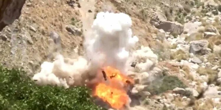 पाकिस्तानला आणखी एक हादरा ; बलुच लिबरेशन आर्मीने पाकच्या १४ सैनिकांना आईडी ब्लास्टने उडविले