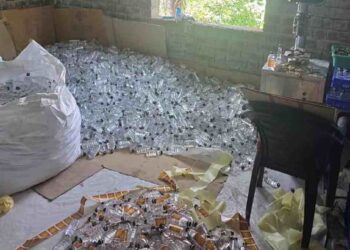 नंदुरबारमध्ये घरात सुरु असलेल्या बनावट दारूच्या कारखान्यावर पोलिसांचा छापा