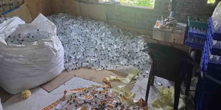 नंदुरबारमध्ये घरात सुरु असलेल्या बनावट दारूच्या कारखान्यावर पोलिसांचा छापा