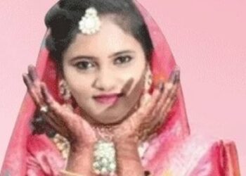 बापरे ! पतीसोबत जाताना दुचाकी शेतात थांबवून विवाहितेने घेतली विहिरीत उडी