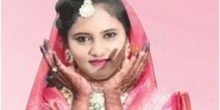 बापरे ! पतीसोबत जाताना दुचाकी शेतात थांबवून विवाहितेने घेतली विहिरीत उडी