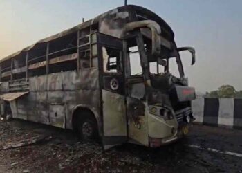 भीषण! चालत्या एसी बसला लागलेल्या आगीत पाच जणांचा होरपळून मृत्यू