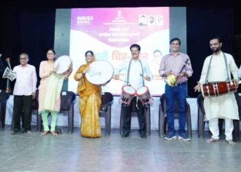 पारंपरिक वाद्य वाजवून ‘ध्वनी चित्र रंजन’ कार्यक्रमाचे उद्घाटन