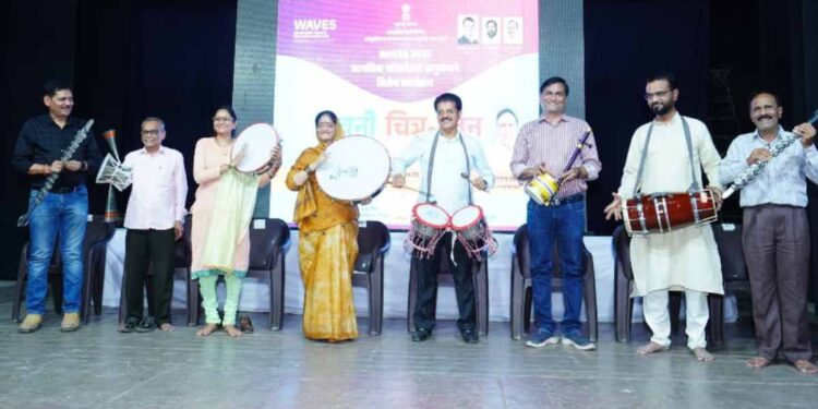 पारंपरिक वाद्य वाजवून ‘ध्वनी चित्र रंजन’ कार्यक्रमाचे उद्घाटन