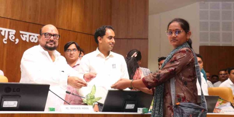 मुख्यमंत्री सहायता निधी कक्षाच्या माध्यमातून गरजू रुग्णांना निधी पत्राचे वाटप