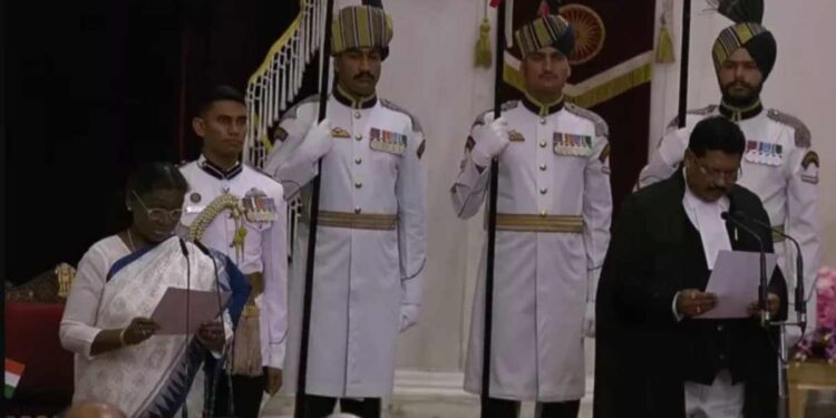 अमरावतीचे सुपुत्र भूषण गवई यांनी घेतली सरन्यायाधीपदाची शपथ