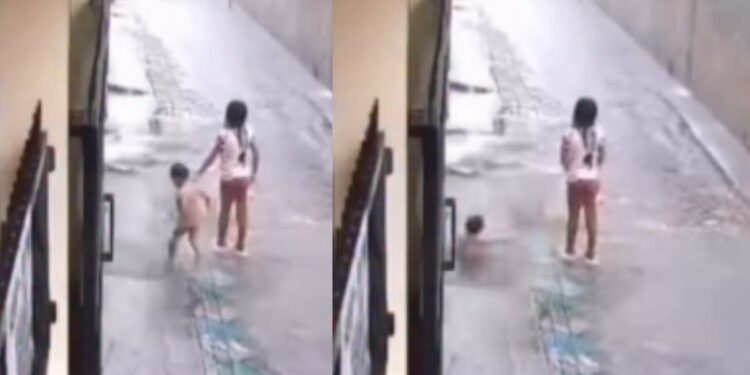 पावसात खेळता खेळता आयुष्य हरपलं ; चिमुकल्याचा खड्ड्यात पडून मृत्यू, हृदयद्रावक VIDEO व्हायरल