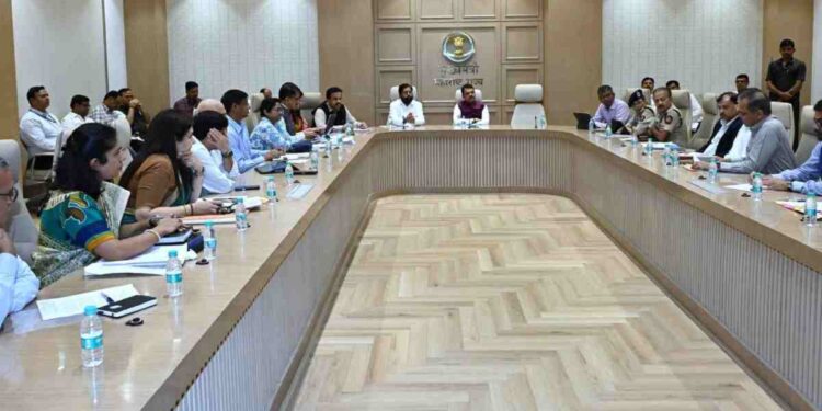 मुख्यमंत्री देवेंद्र फडणवीस यांनी घेतला राज्यातील सुरक्षा, सज्जतेचा आढावा