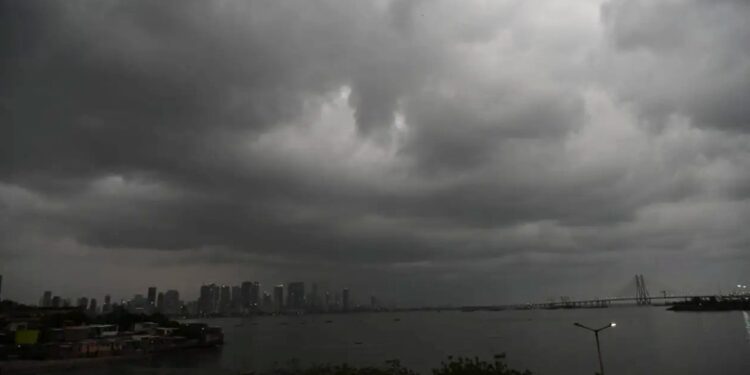 16 दिवस आधीच मान्सून मुंबईत धडकला ; IMD ने सांगितले,’पुढील तीन दिवसात..