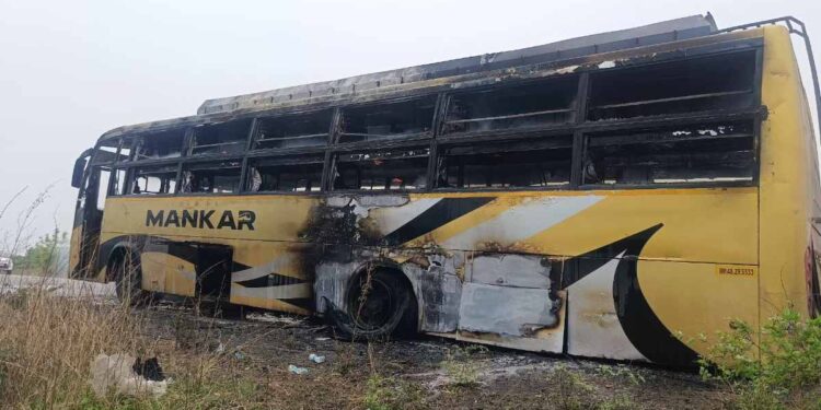 धावत्या खासगी लक्झरीला लागली भीषण आग, बसमध्ये होते २५ प्रवासी, जामनेरजवळची भयानक घटना