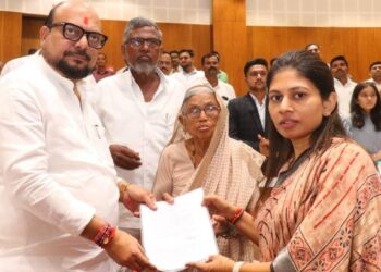 शहीद जवान राकेश शिंदे यांच्या मातेस मांडवेदिगर येथे २ हेक्टर शेतीयोग्य जमीन प्रदान