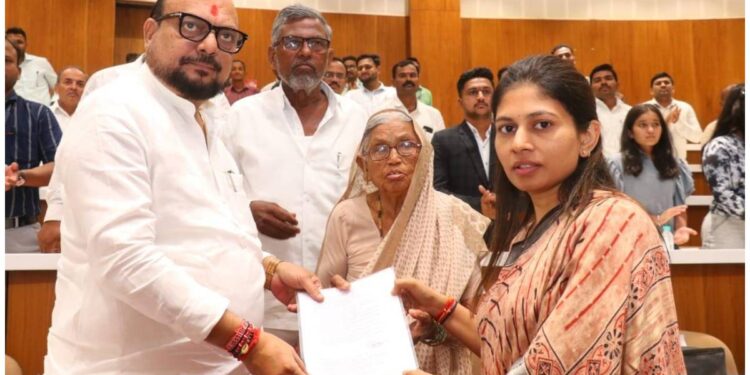 शहीद जवान राकेश शिंदे यांच्या मातेस मांडवेदिगर येथे २ हेक्टर शेतीयोग्य जमीन प्रदान