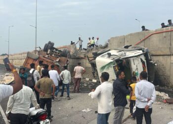 बिलाखेडजवळ भीषण अपघात : उड्डाणपुलावरून ट्रक खाली कोसळला ! दोघे गंभीर जखमी