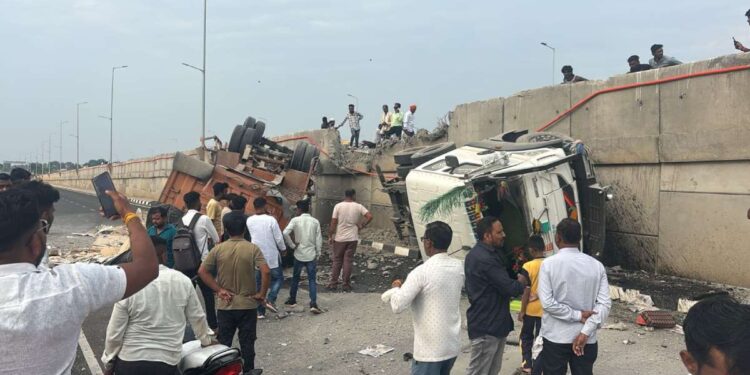 बिलाखेडजवळ भीषण अपघात : उड्डाणपुलावरून ट्रक खाली कोसळला ! दोघे गंभीर जखमी