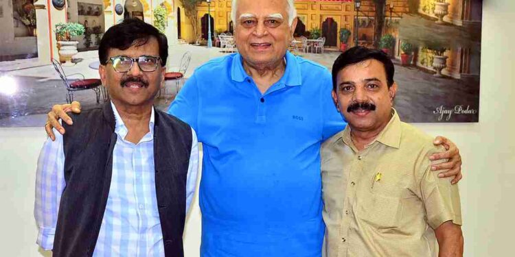 जळगावातील बड्या नेत्याने घेतली संजय राऊतांची भेट, बंददाराआड खलबतं