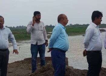 खामखेडा पूल बांधकाम स्थळाची पाहणी – संभाव्य पूर परिस्थिती टाळण्यासाठी प्रशासन तत्पर