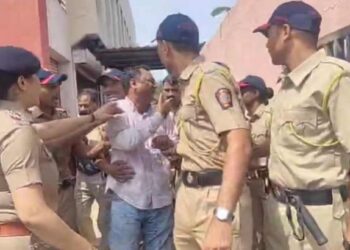 मुख्यमंत्र्यांच्या ताफ्यासमोर अंगावर रॉकेल ओतून आत्महदहनाचा प्रयत्न ; जळगावात खळबळ