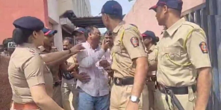 मुख्यमंत्र्यांच्या ताफ्यासमोर अंगावर रॉकेल ओतून आत्महदहनाचा प्रयत्न ; जळगावात खळबळ