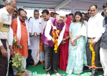 मुख्यमंत्री देवेंद्र फडणवीसांच्या हस्ते धरणगावमध्ये ५० खाटांच्या उपजिल्हा रुग्णालयाच्या नवीन इमारतीचे भूमिपूजन