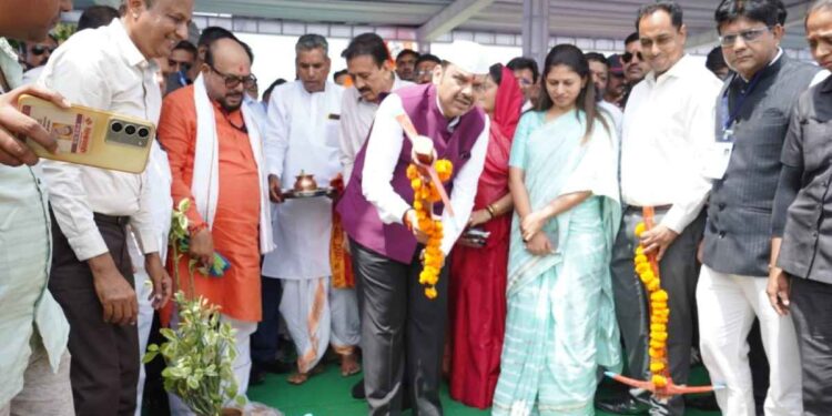 मुख्यमंत्री देवेंद्र फडणवीसांच्या हस्ते धरणगावमध्ये ५० खाटांच्या उपजिल्हा रुग्णालयाच्या नवीन इमारतीचे भूमिपूजन